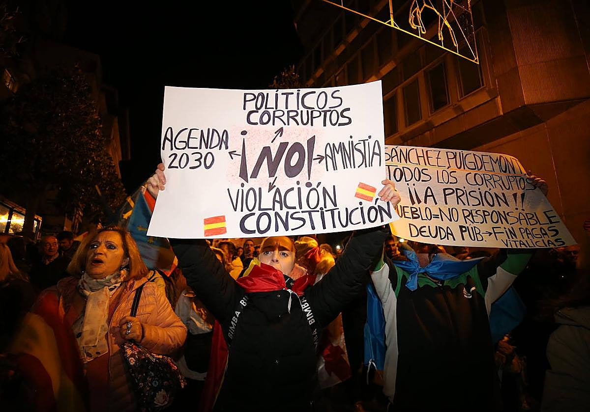 «Amnistía pa tu tía»: miles de asturianos salen a la calle como protesta