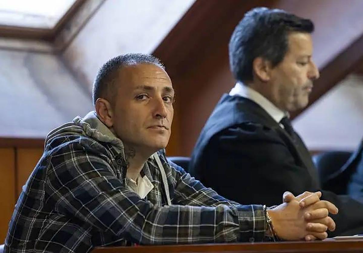 El acusado, Guillermo Bruces, junto a su nuevo abogado, durante la primera sesión del juicio con jurado que se celebra en la Sección Primera de la Audiencia Provincial de Cantabria.