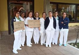 Algunas de las profesionales de la residencia pública de Pravia, ayer, durante la protesta.