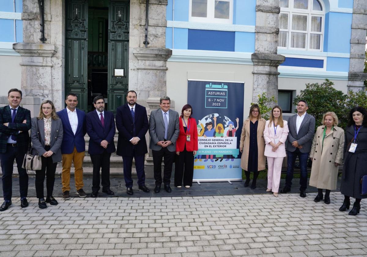 Ignacio Garmendia, Sara Gil, Jorge Martínez, Santiago González Romero, Adrián Barbón, José Luis Escrivá, Violeta Alonso, Gimena Llamedo, Olaya Romano, Florentino Cantero, María Antonia Fernández Felgueroso e Isabel Castro, ayer, en el Archivo de Indianos de Colombres.