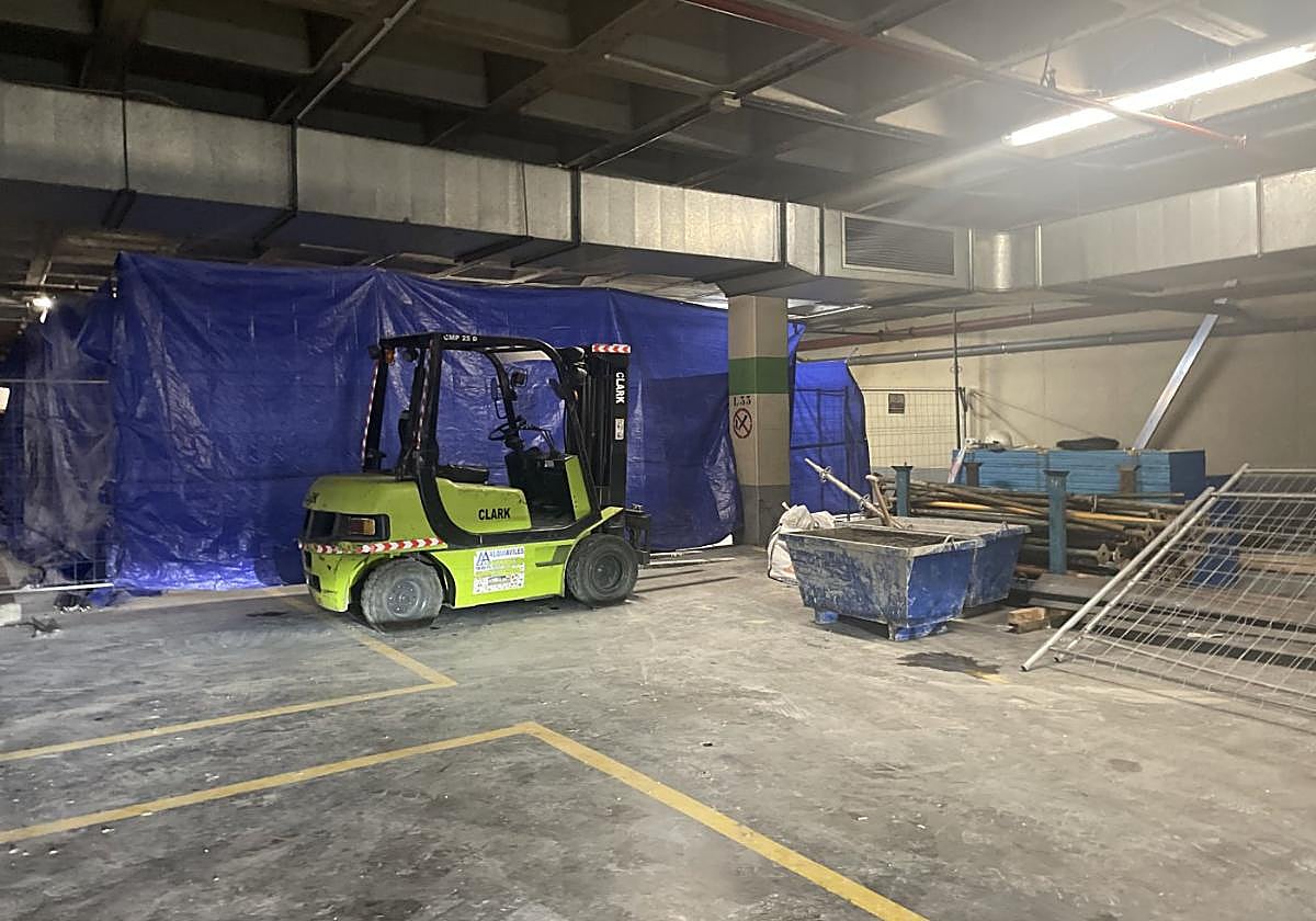 Obras en el aparcamiento, donde la idea es construir un nuevo espacio para los aseos.