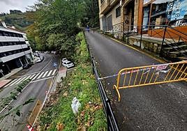 La calle Barañán permanece cerrada al paso tras el argayo.