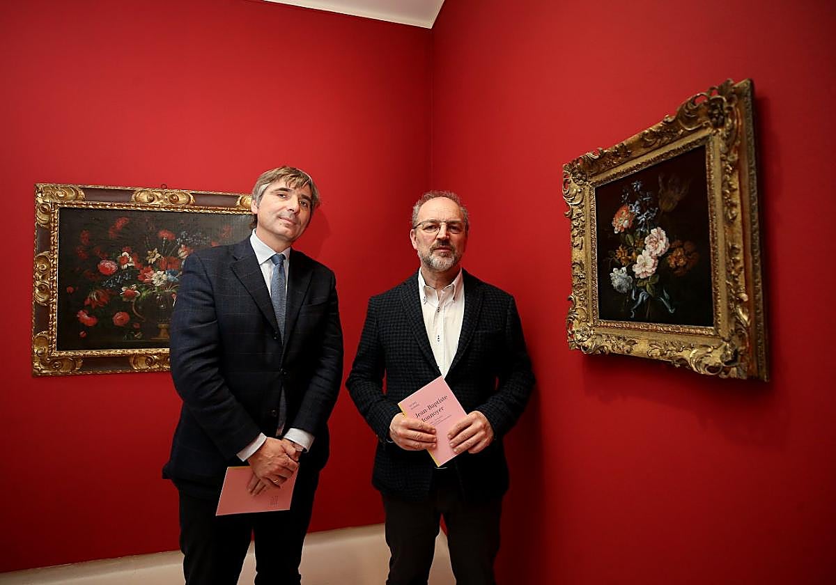 Alfonso Palacio, Gabino Busto y, a la derecha, una de las dos obras invitadas.