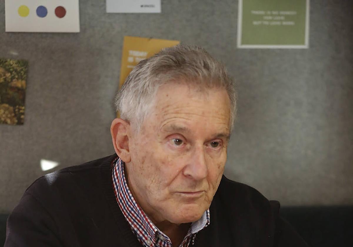 Alfredo Moreno, con su documentación.