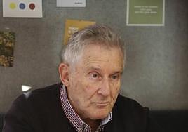 Alfredo Moreno, con su documentación.