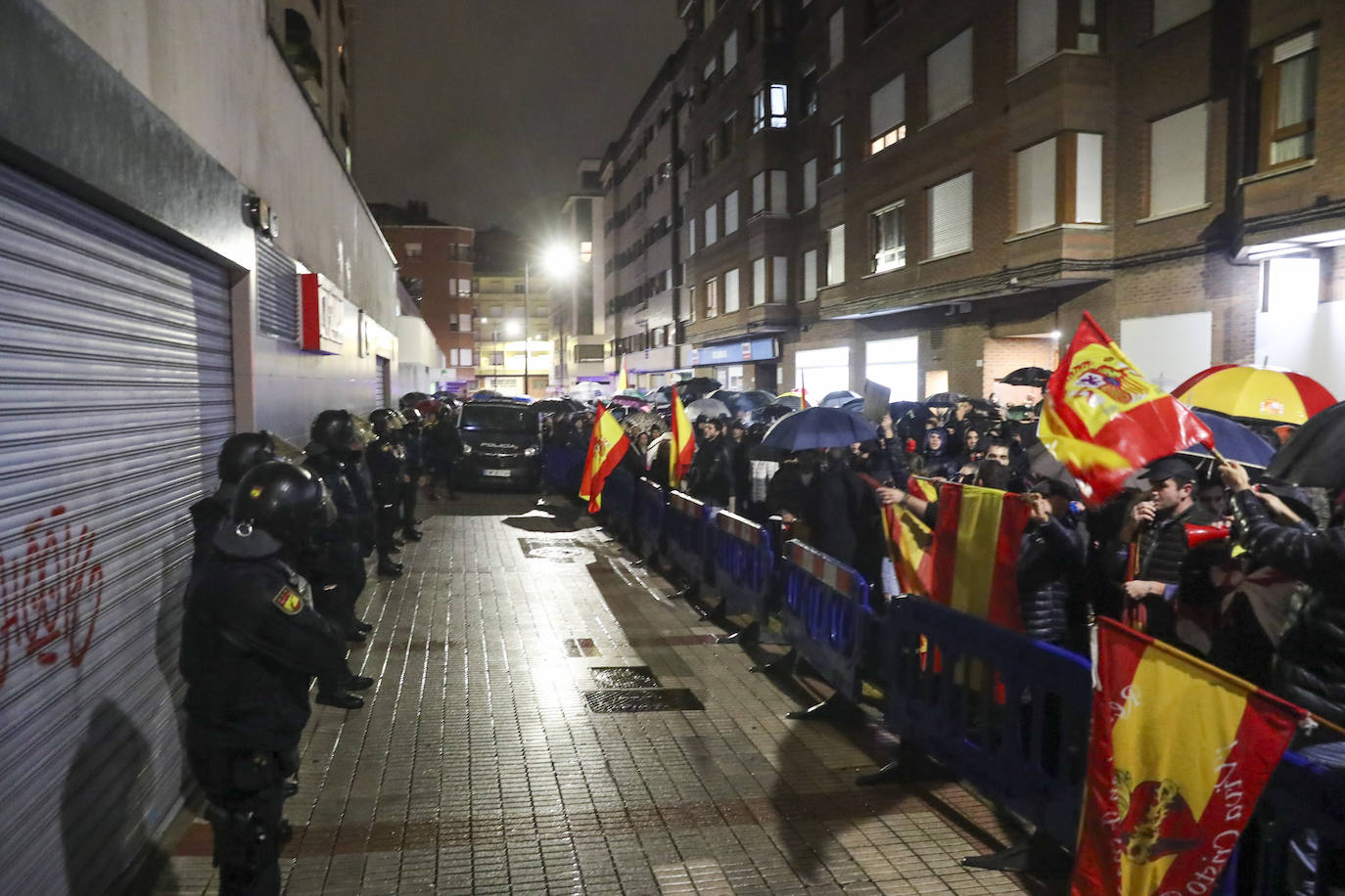 Medio millar de manifestantes en una tensa protesta ante la sede gijonesa del PSOE