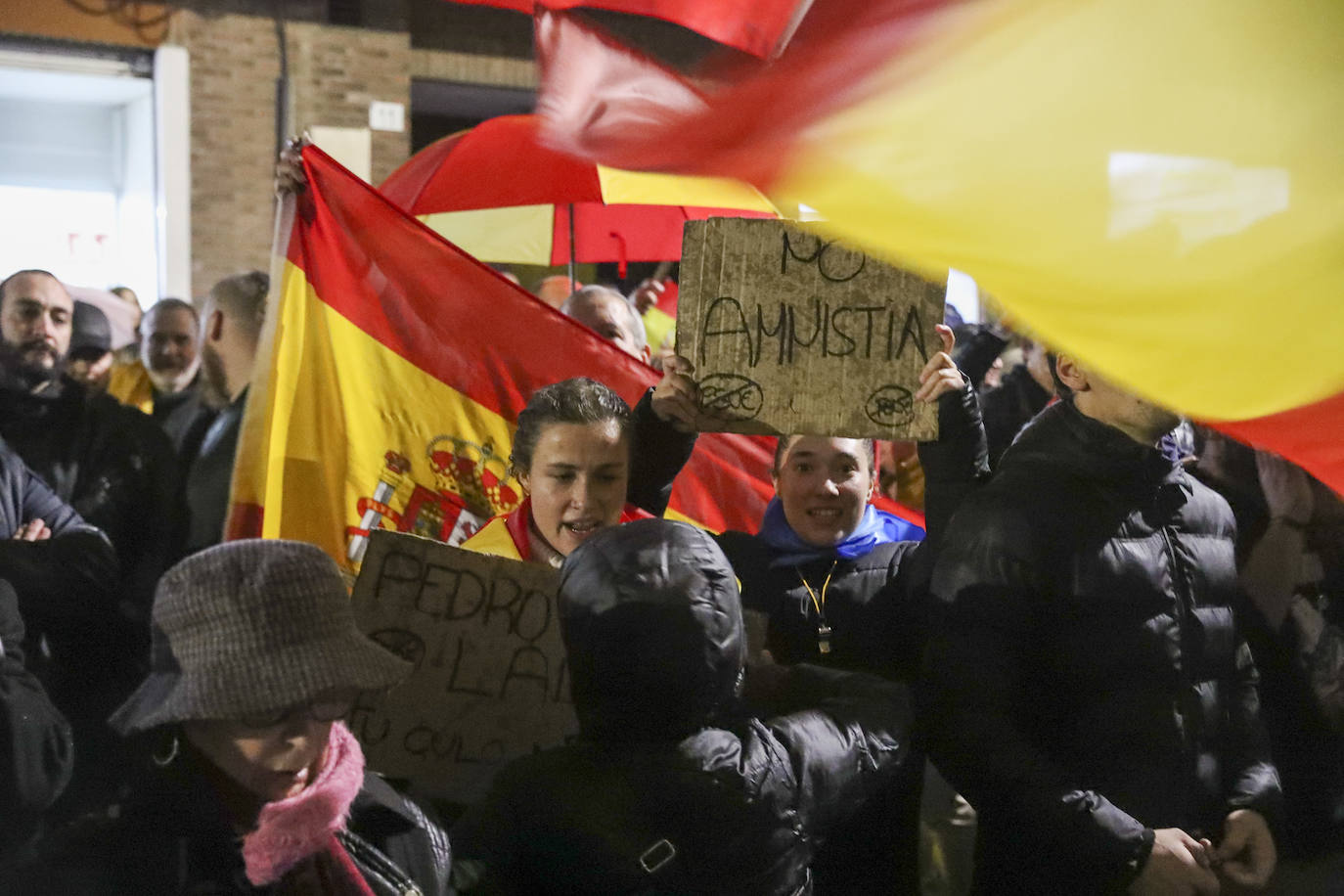 Medio millar de manifestantes en una tensa protesta ante la sede gijonesa del PSOE