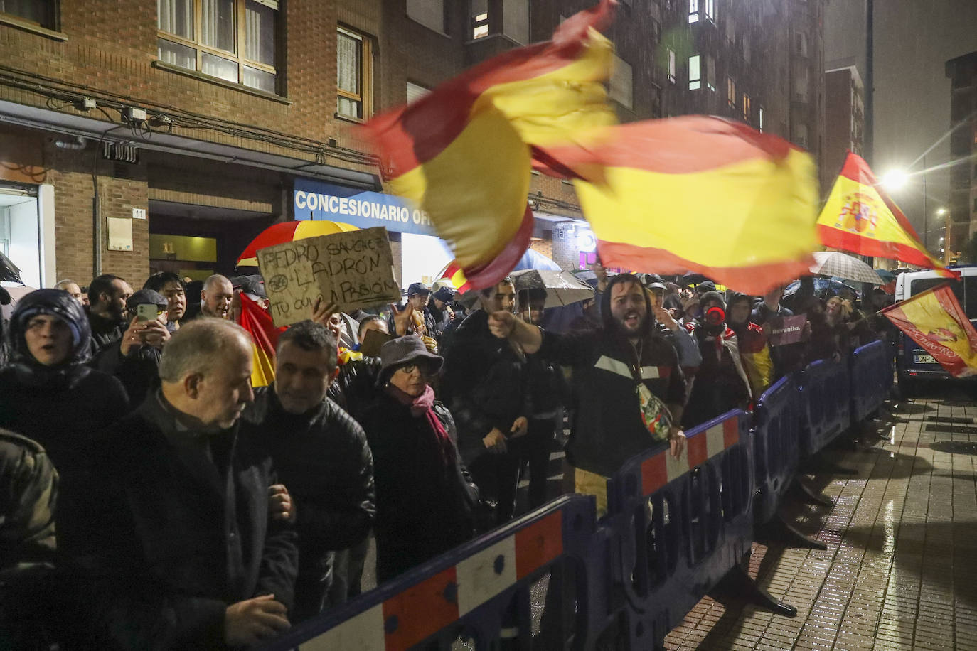 Medio millar de manifestantes en una tensa protesta ante la sede gijonesa del PSOE