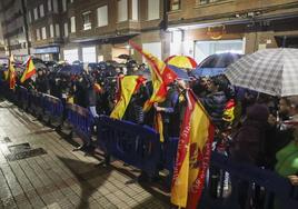 Medio millar de manifestantes en una tensa protesta ante la sede gijonesa del PSOE