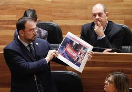 El presidente del Principado de Asturias, Adrián Barbón, muestra una fotocopia de una imagen de las manifestaciones frente a Ferraz.