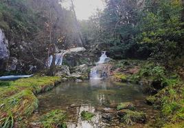 Esta excursión sigue el curso completo del río Guadamía, un corto cauce plagado de pozas, saltos de agua y restos etnográficos que conduce en un paseo hasta una playa especial y unos acantilados llenos de simas