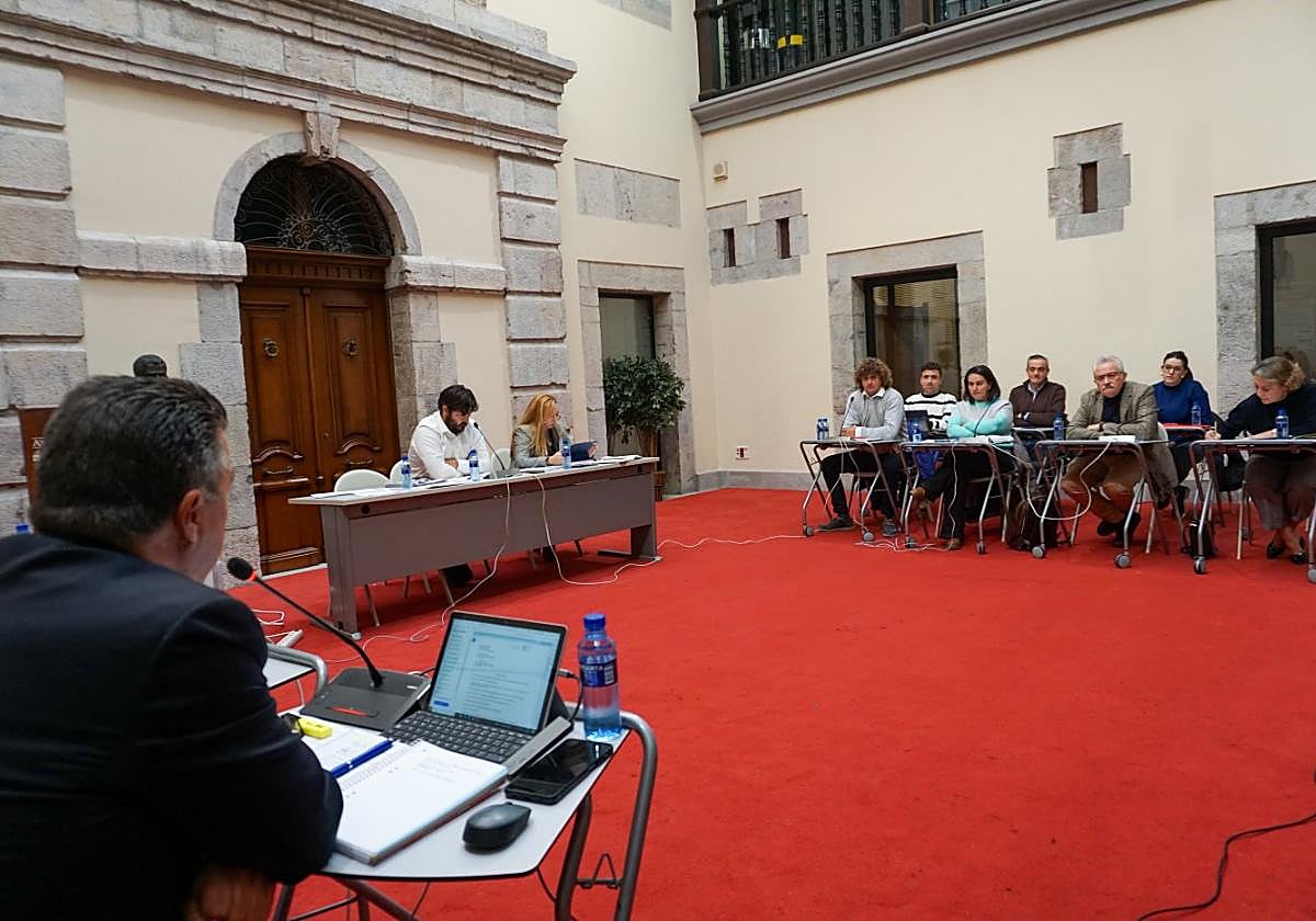 Sesión plenaria celebrada, ayer, en Llanes.