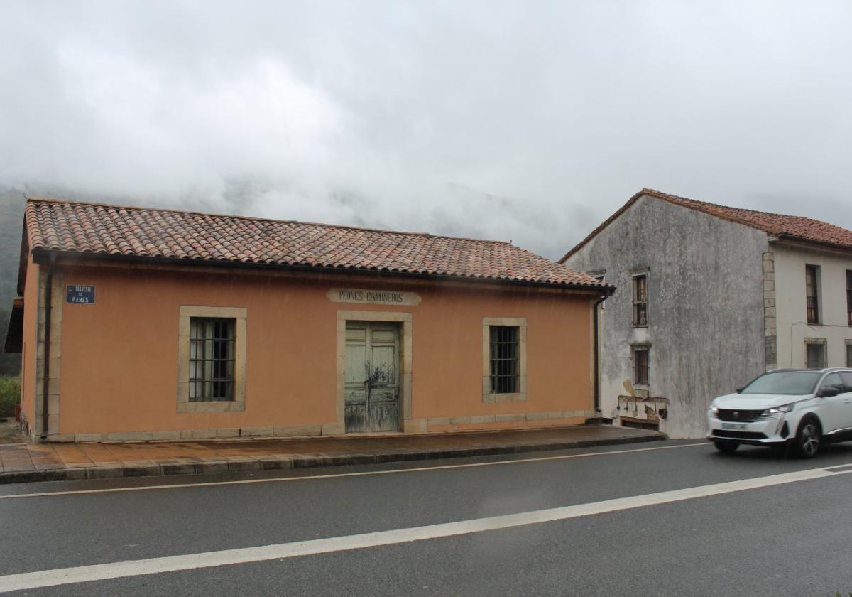 Antigua casa de peones camineros, en la que se ubicará al albergue de peregrinos de Peñamellera Baja.