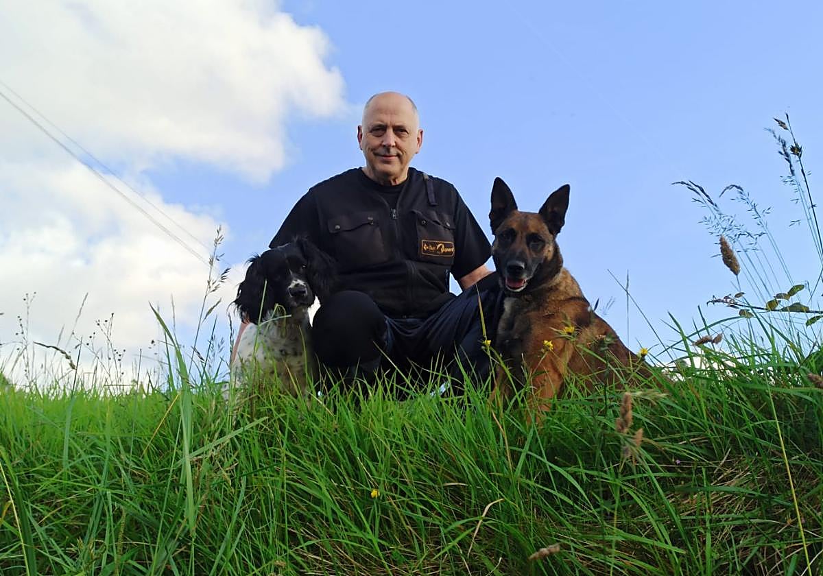 Agustín Ortal con 'Roy' y 'Nairobi'.