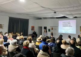 Conferencia de la oncóloga del HUCA Paula Jiménez Fonseca en la Semana de la Ciencia de Luarca.