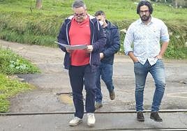 Miguel Alonso y Enrique Riestra, en uno de los pasos a nivel.