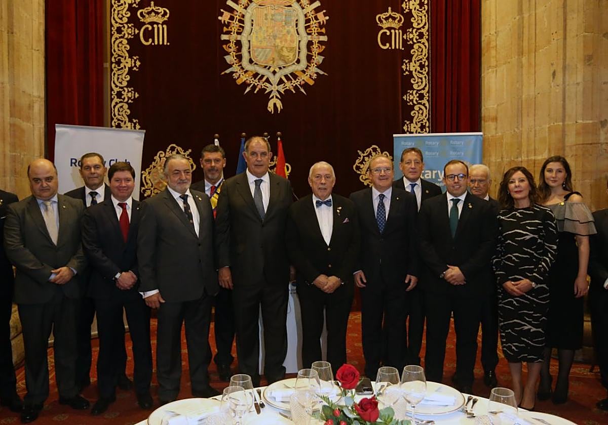 Los miembros del Rotary Club con Álvaro Platero, en el centro, ayer, antes de la entrega del premio Paul Harris.
