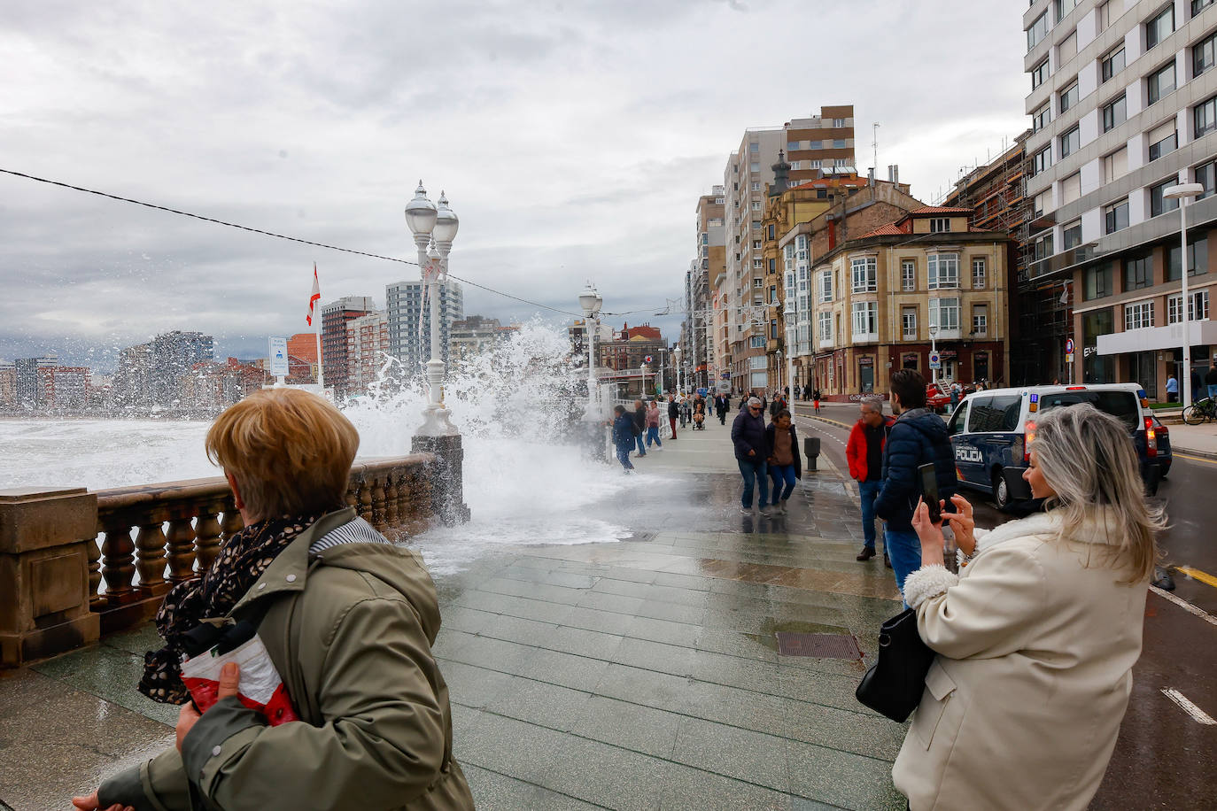 El fuerte oleaje azota de nuevo el Muro de Gijón