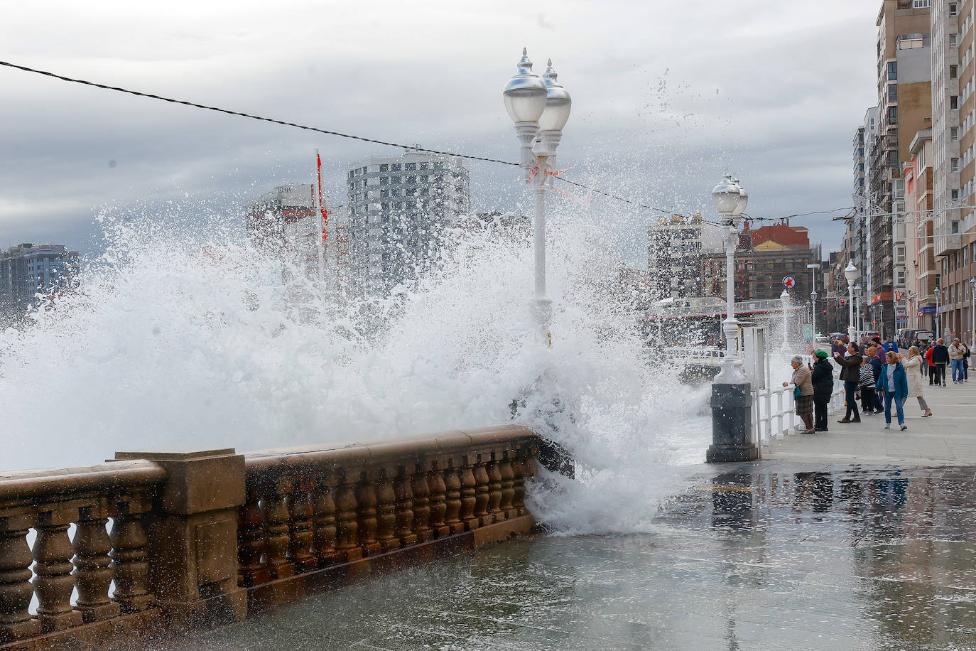 El fuerte oleaje azota de nuevo el Muro de Gijón