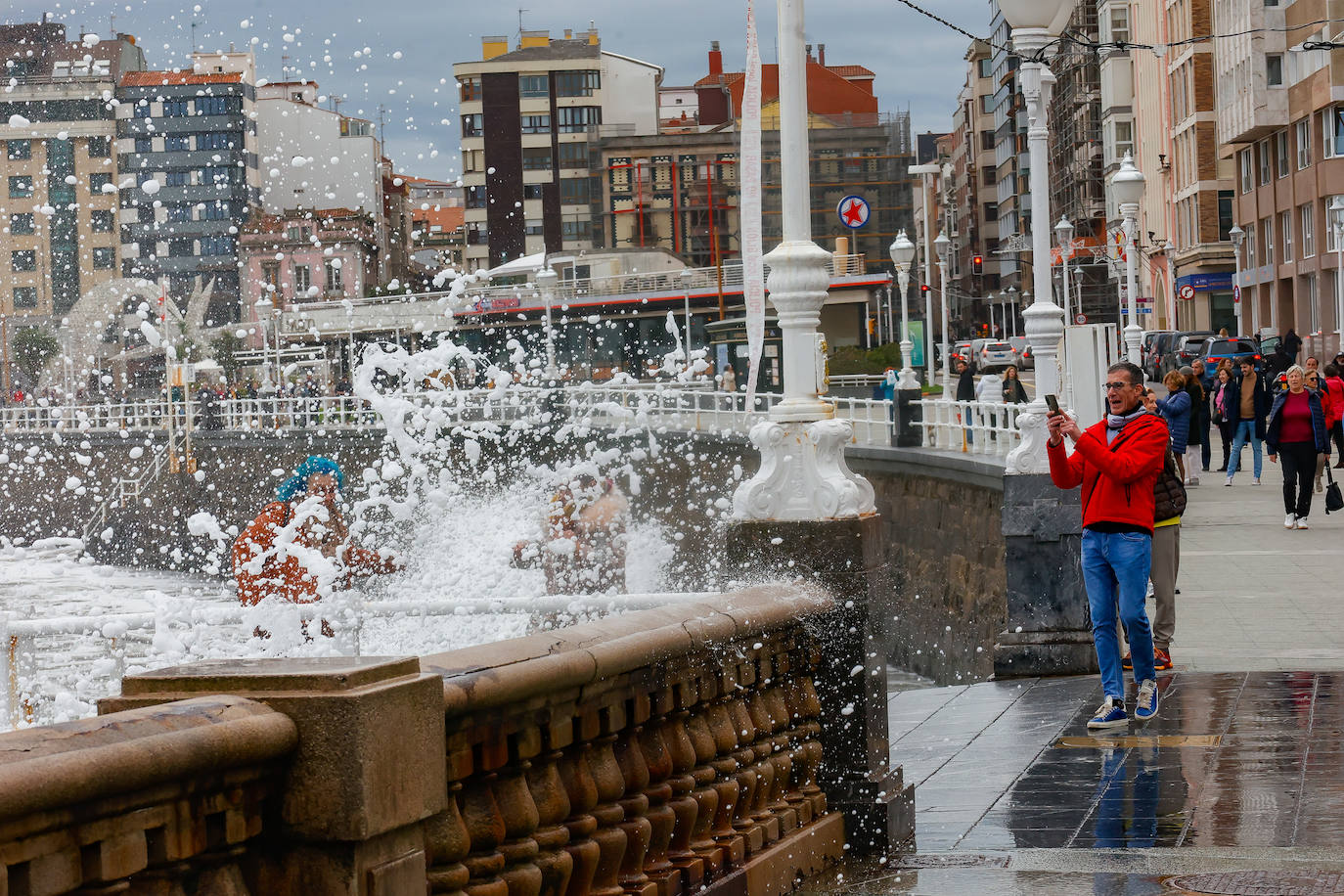 El fuerte oleaje azota de nuevo el Muro de Gijón