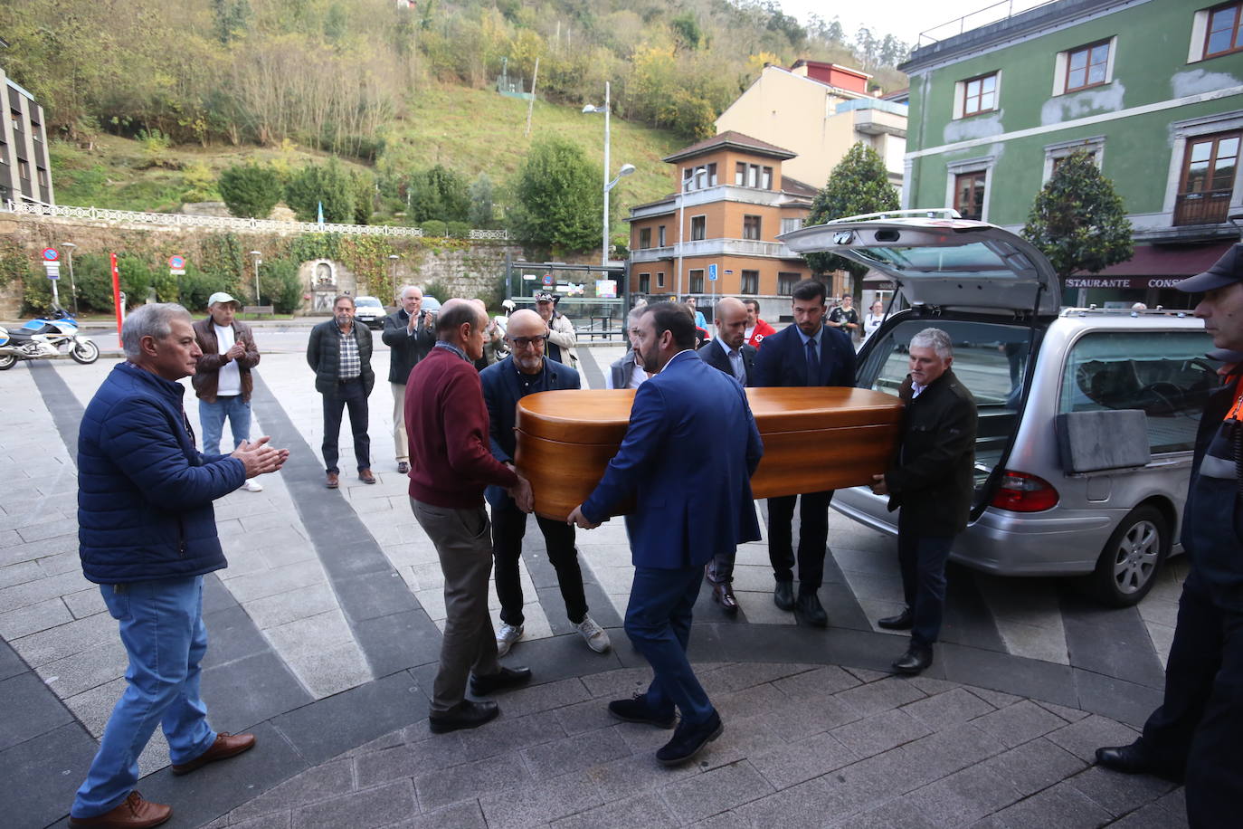 Asturias despide a Aníbal Vázquez en su capilla ardiente