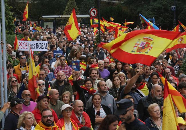 Miles de asturianos acuden a la convocatoria del PP para «decir no a la impunidad, no a la amnistía».