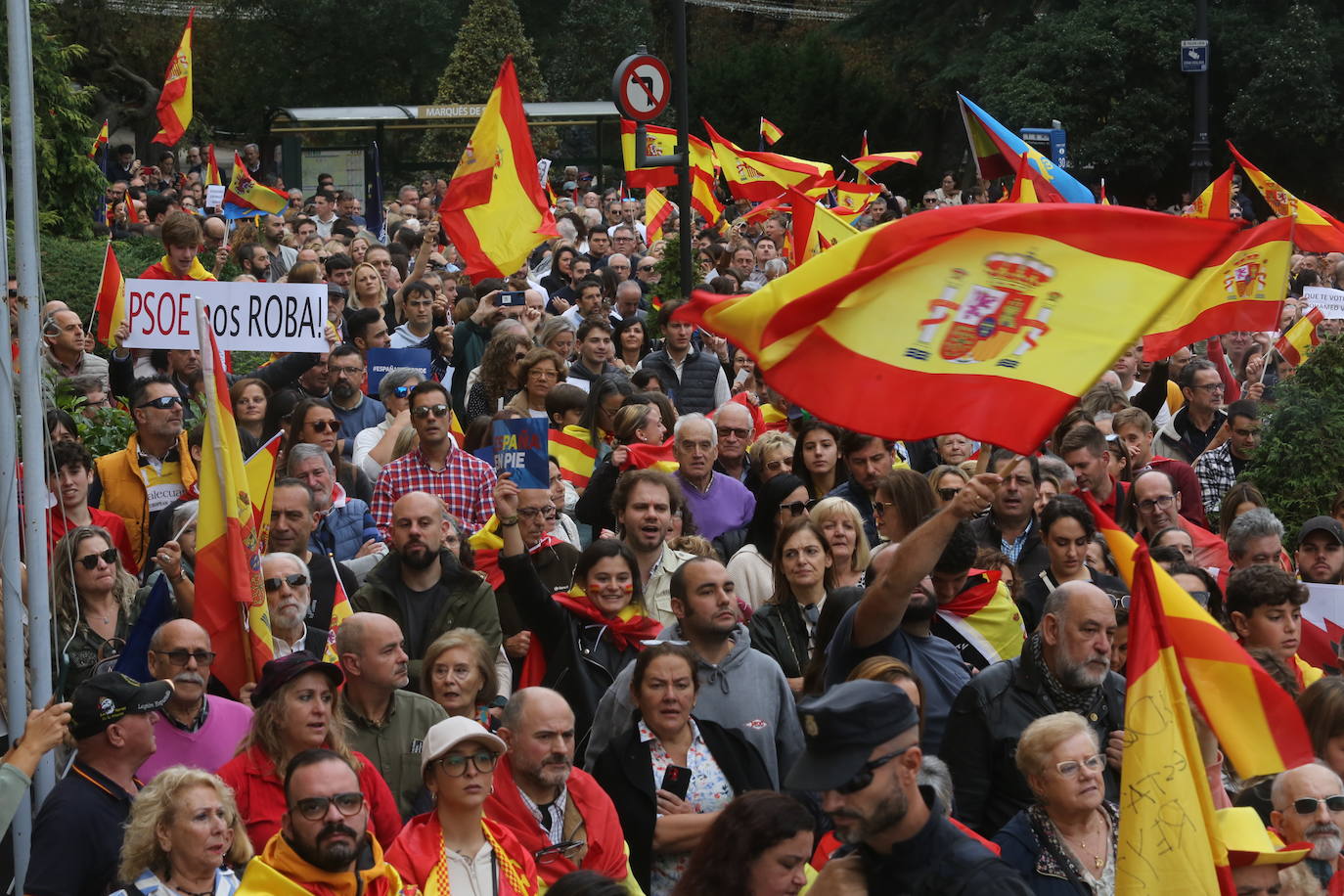 Miles de asturianos acuden a la convocatoria del PP para «decir no a la impunidad, no a la amnistía»