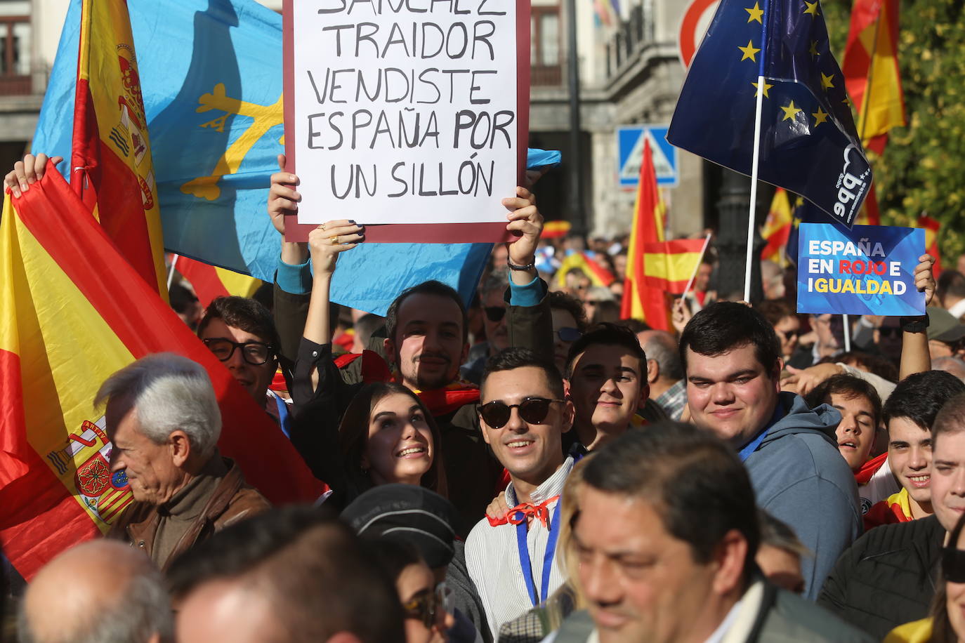 Miles de asturianos acuden a la convocatoria del PP para «decir no a la impunidad, no a la amnistía»