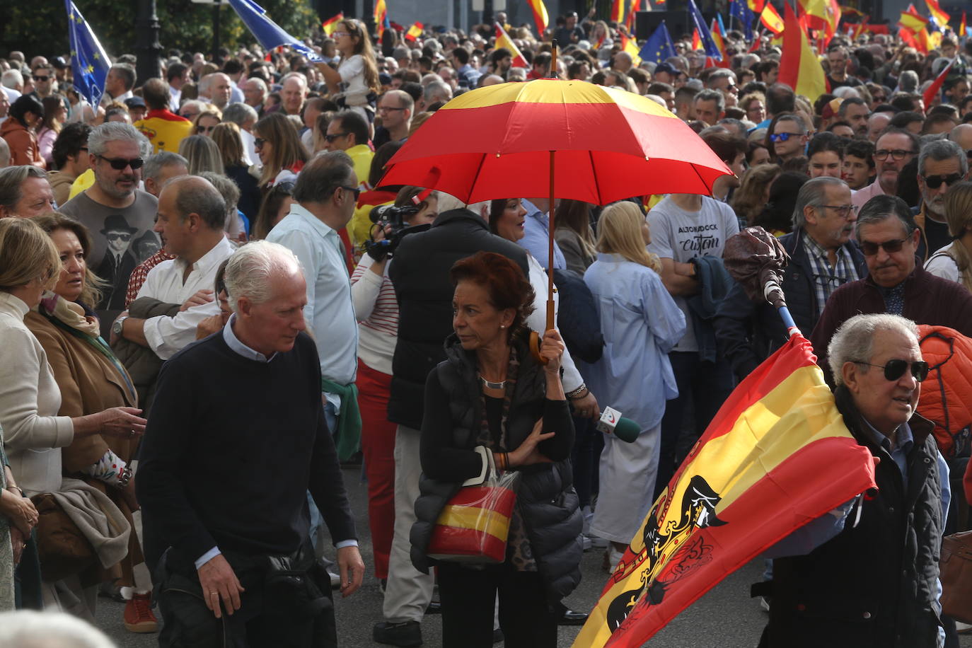 Miles de asturianos acuden a la convocatoria del PP para «decir no a la impunidad, no a la amnistía»