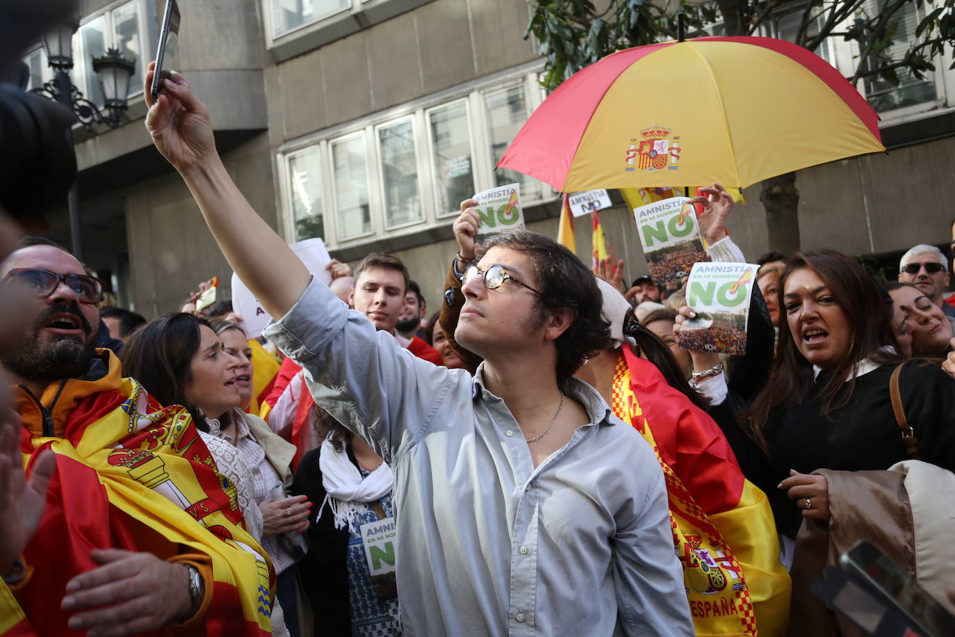 Miles de asturianos acuden a la convocatoria del PP para «decir no a la impunidad, no a la amnistía»