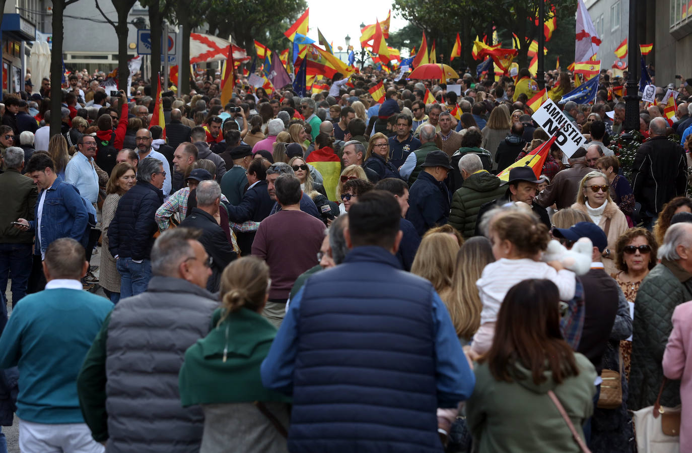 Miles de asturianos acuden a la convocatoria del PP para «decir no a la impunidad, no a la amnistía»