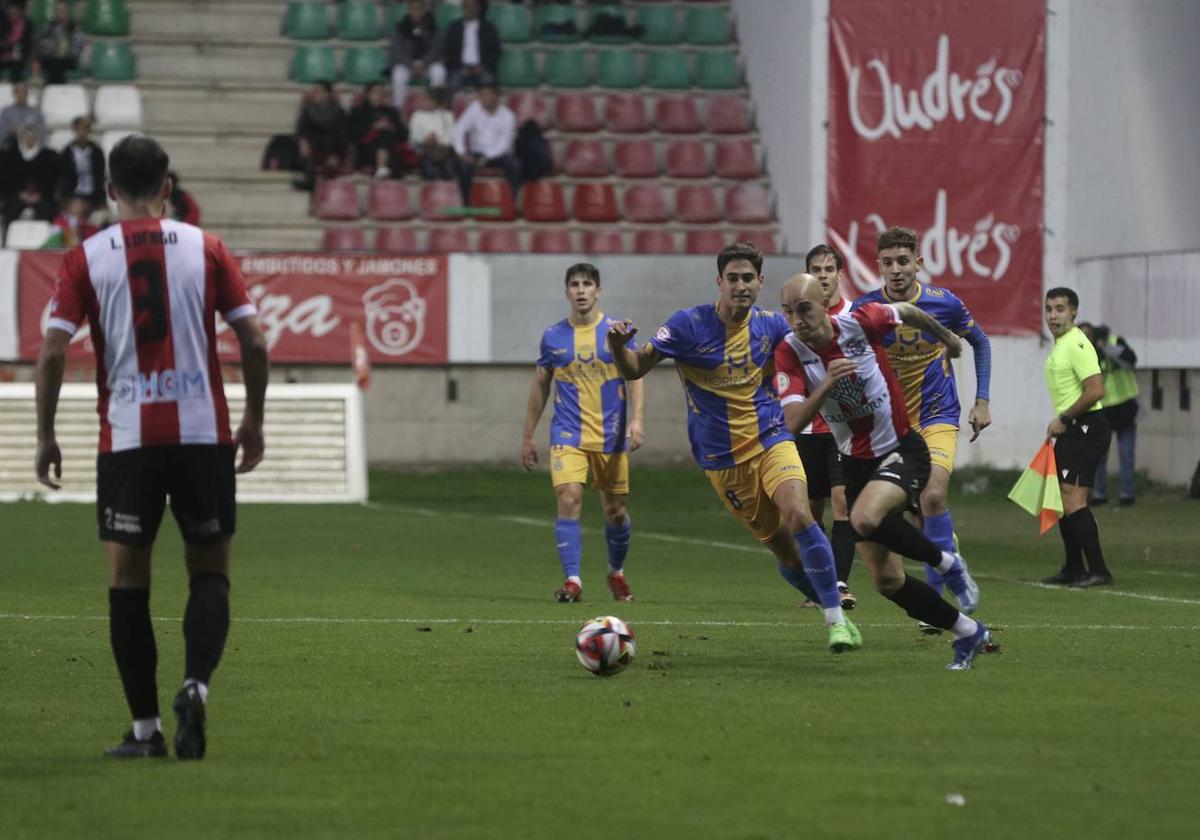 Javi Mecerreyes, que se lesionó en el primer tiempo, con Etxaburu, autor del gol zamorano.