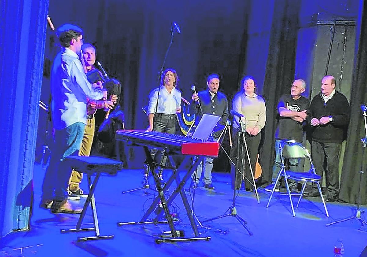 Rosario González, Ramón García, Luis Pola, José Antonio González y otros artistas participaron del festival de presentación del concurso.