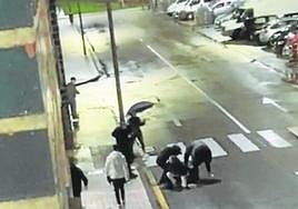 Los amigos de la joven golpearon al presunto agresor en el suelo.