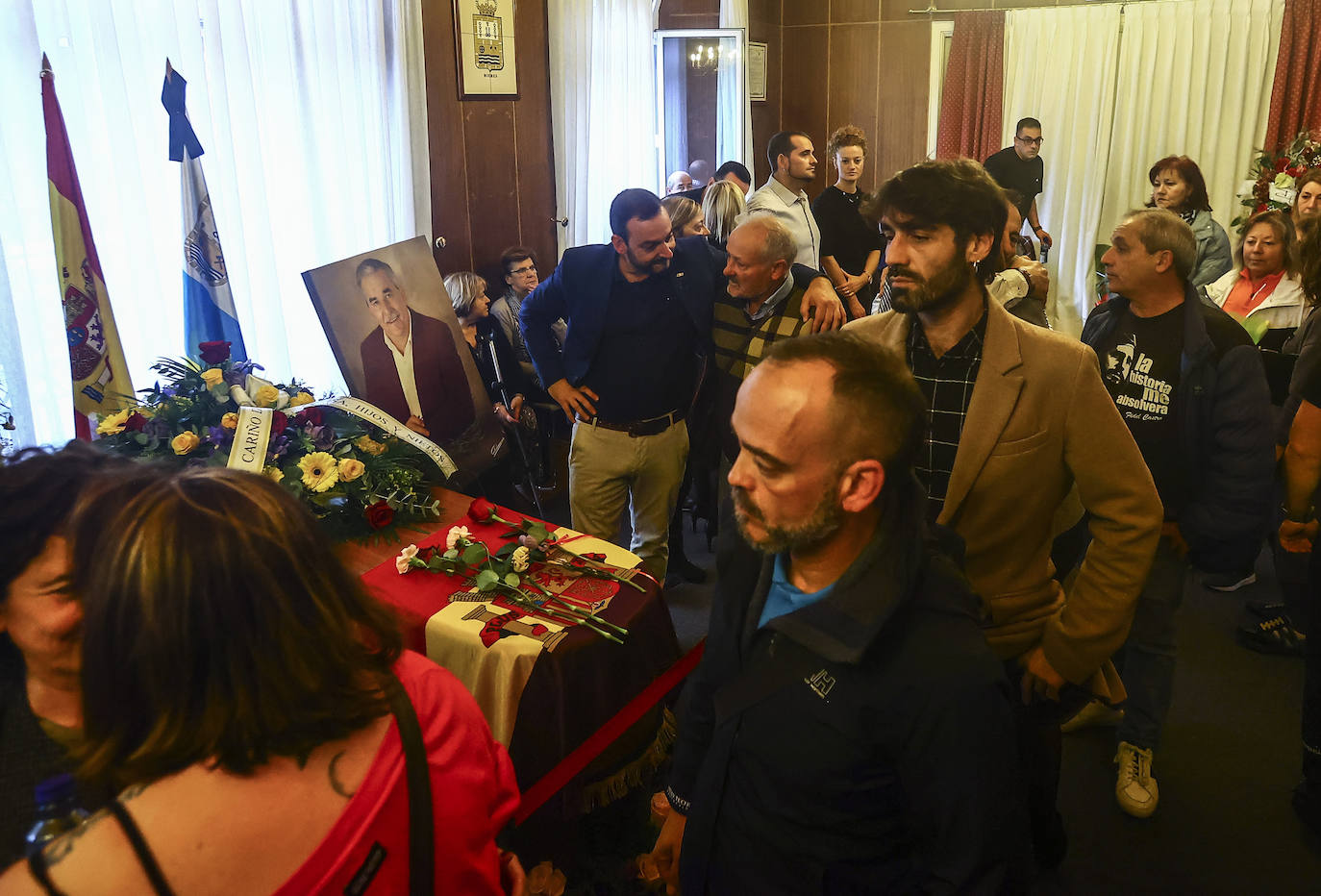 Tristeza y emoción en la capilla ardiente de Aníbal Vázquez, «una referencia moral»