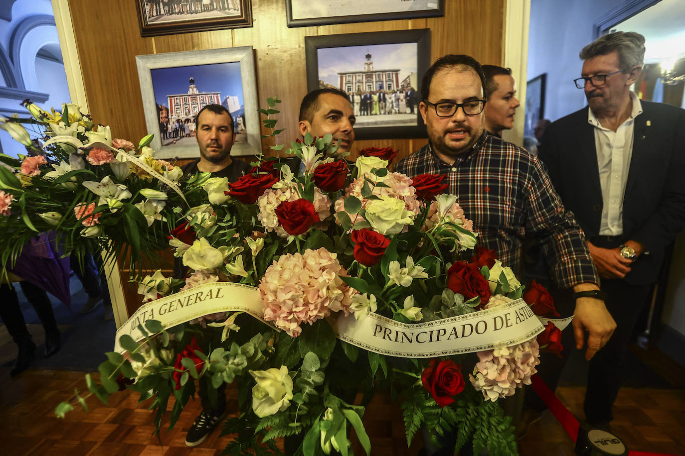 Tristeza y emoción en la capilla ardiente de Aníbal Vázquez, «una referencia moral»