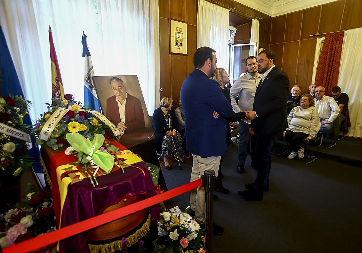 El presidente del Principado Adrián Barbón da su pésame a la mujer de Aníbal Vázquez.