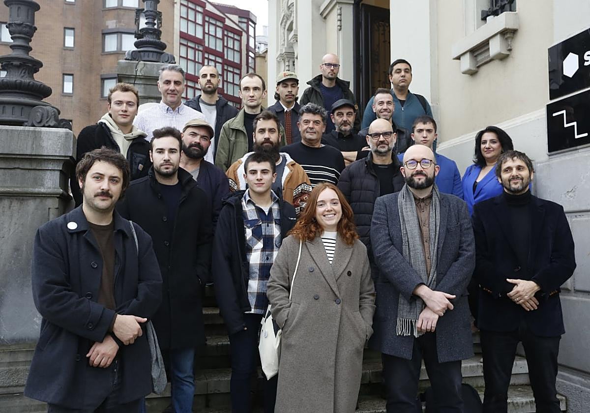 El director del FICX, Alejandro Díaz Castaño (delante, segundo por la derecha), rodeado de cineastas asturianos que participarán en el certamen.
