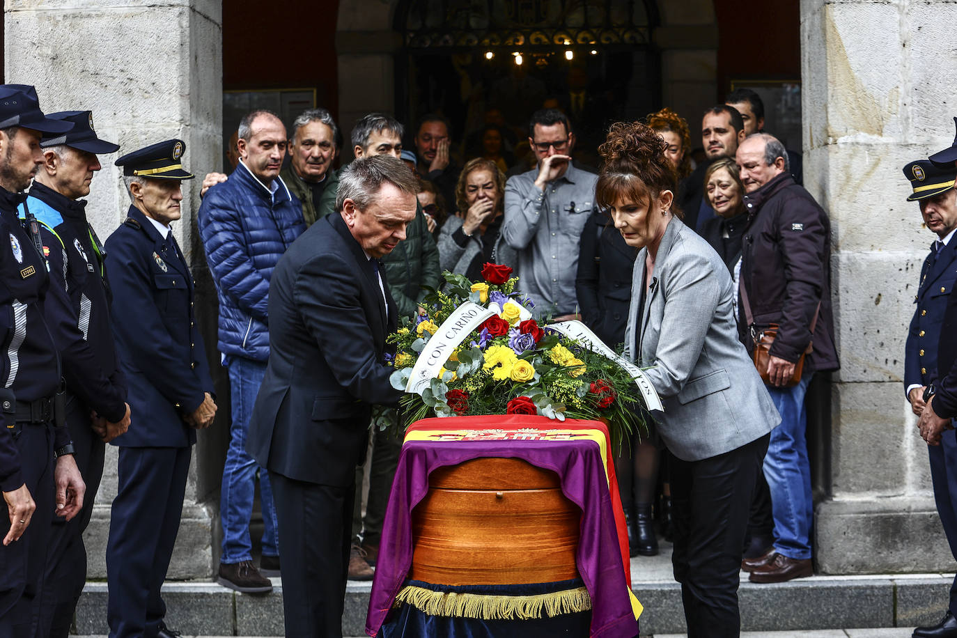 Emotivo y multitudinario adiós a Aníbal Vázquez en Mieres