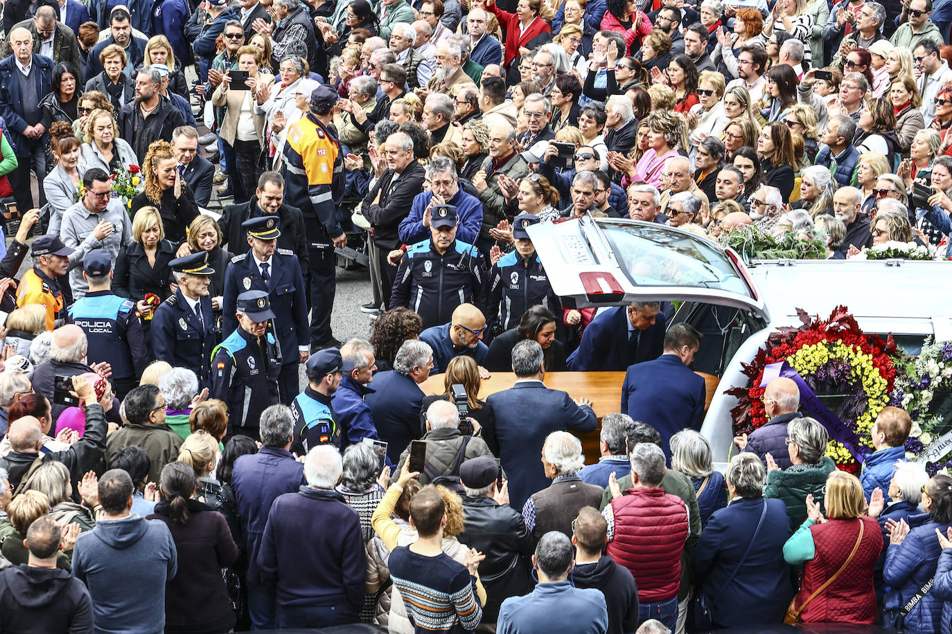 Emotivo y multitudinario adiós a Aníbal Vázquez en Mieres