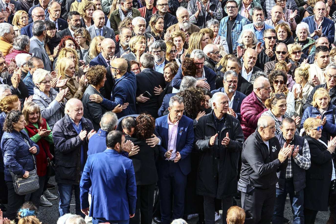 Emotivo y multitudinario adiós a Aníbal Vázquez en Mieres