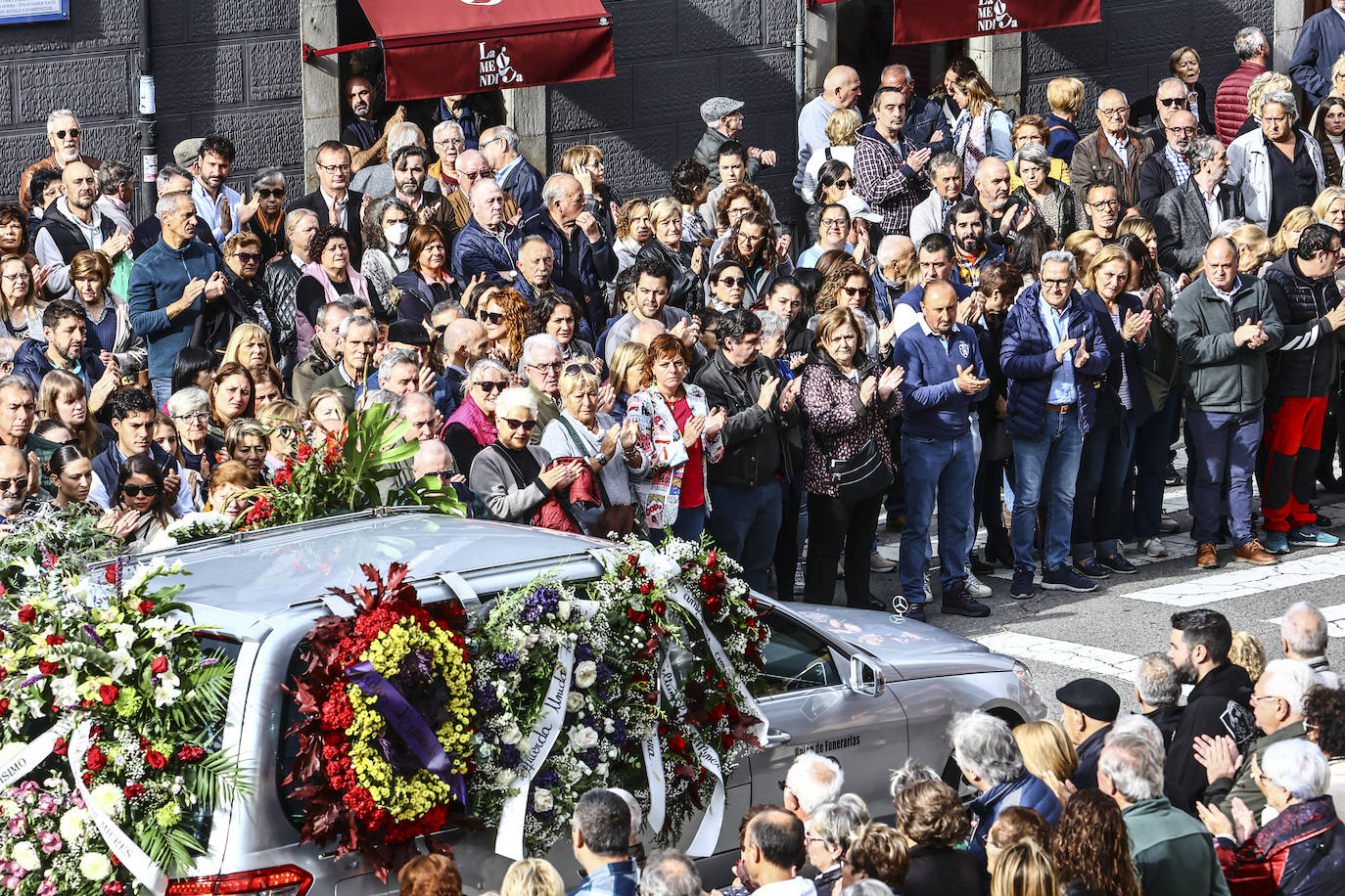 Emotivo y multitudinario adiós a Aníbal Vázquez en Mieres