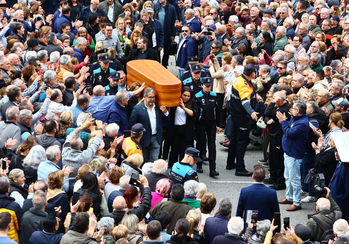 La plaza del Ayuntamiento de Mieres se llenó de personas que quisieron despedir a Aníbal Vázquez.