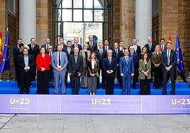 Raquel Sánchez, ministra de Transportes, en el centro, junto a ministros de Vivienda europeos en la Laboral.