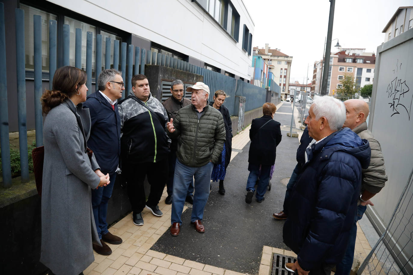 El concejal de Infraestructuras Urbanas y Rurales, Gilberto Villoria, ha visitado las obras de la calle Calderón de la Barca junto a la Asociación de Vecinos de El Coto.