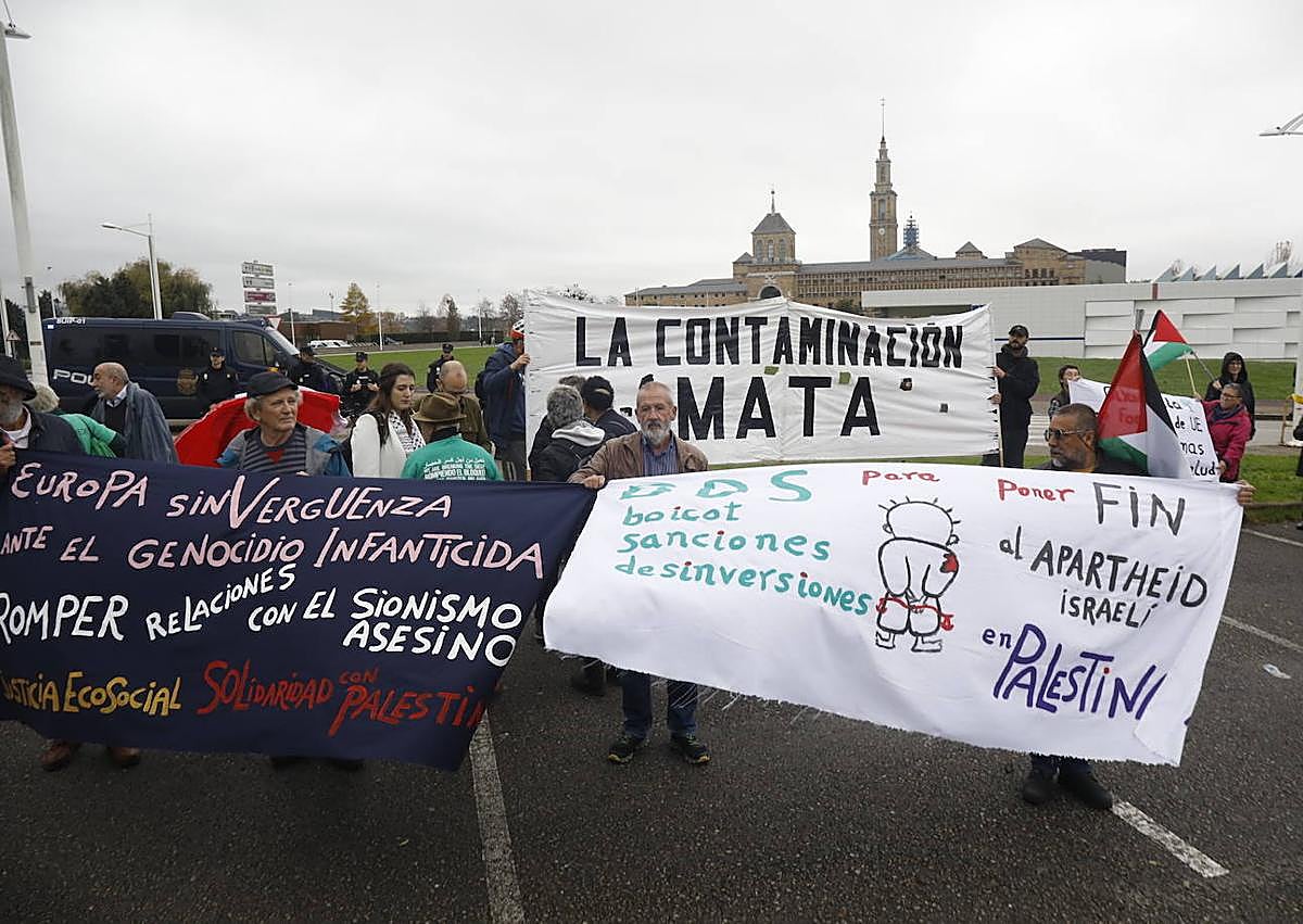 Imagen secundaria 1 - Algunas de las pancartas que se pudieron ver en la concentración.