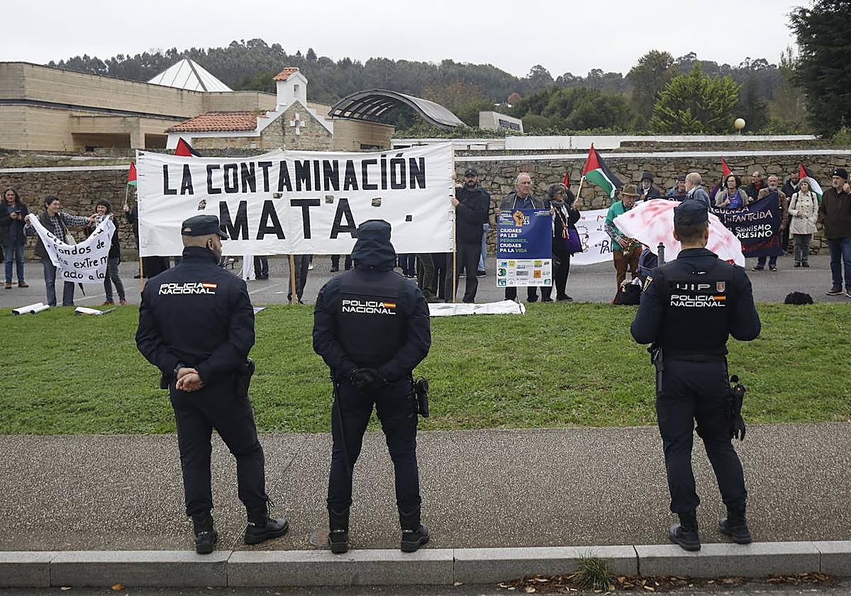 Imagen principal - Algunas de las pancartas que se pudieron ver en la concentración.
