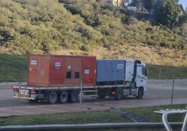 Los generadores, transportados en camión, llegan a la estación de Fuentes de Invierno.