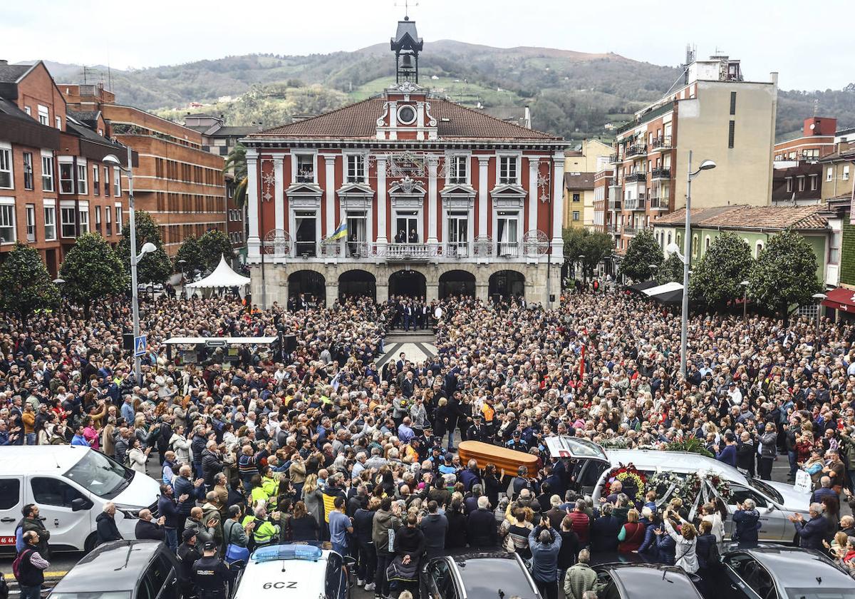 Mierenses de todas las edades quisieron dar su último adiós al alcalde.