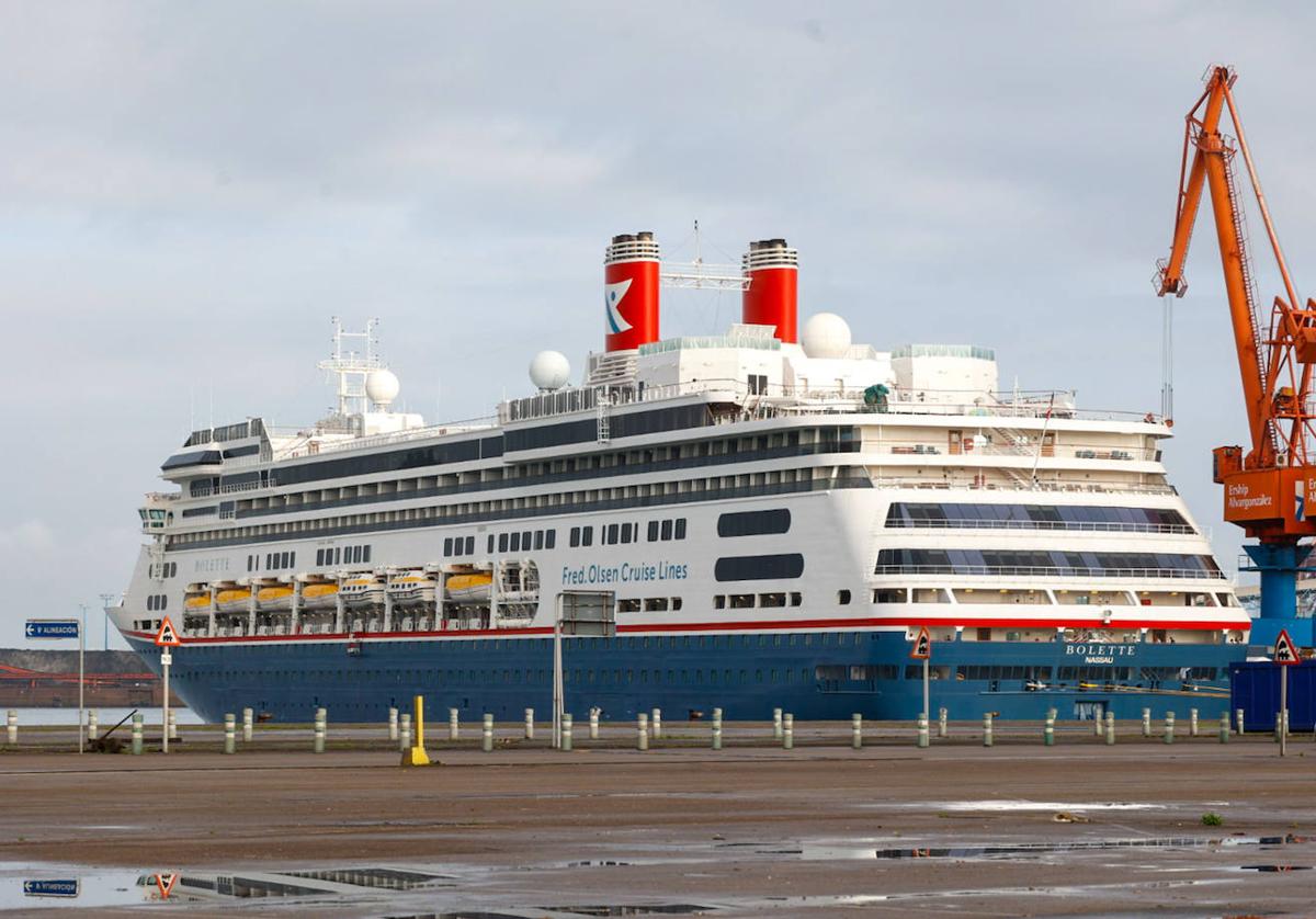 El crucero 'Bolette' atraca en el puerto de El Musel.